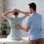 علائمی که نشان می‌دهد در دهه ۳۰ یا ۴۰ به فیزیوتراپی نیاز دارید