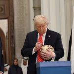 ترامپ توپ فوتبال از امیر قطر هدیه گرفت