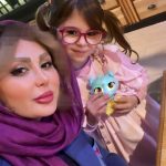 تیپ و چهره ناز لنا، دختر نیوشا ضیغمی با عینک جدیدش / داره کم کم بدل مامانش میشه!