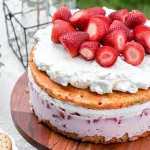 طرز تهیه کیک بستنی توت‌ فرنگی؛ یک دسر خنک و مجلسی
