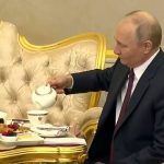 وقتی پوتین برای شی چای میریزد + ویدئو