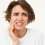  آیا می‌دانستید پریود می‌تواند روی سلامت لثه‌هایتان تأثیر بگذارد؟
