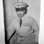 عکس/ سفر در زمان؛ «بختیار، اولین رئیس ساواک در حال آموزش تیراندازی به فرزندش»؛ دهه 30