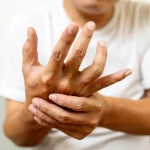 چطور لرزش غیرارادی دست‌ها را کنترل کنیم؟