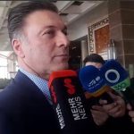 ببینید | هوادار پرسپولیس روی مدیرعامل تراکتور با سطل آب ریخت | عکس العمل جالب مظفری زاده!