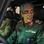 عکس / سفر به تاریخ ؛ «سرلشکر باقری» در حال نشانه‌گیری با تفنگ تک‌تیرانداز در یک نمایشگاه / روحش شاد