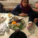 چیدمان مفصل و رنگارنگ میز شام فرهاد آئیش برای همسرش، مائده خانوم / تزئین زیبای کته کباب با ریحون