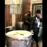 فیلم / همکاری دو سوپراستار، علی دایی و محمدرضا گلزار در دادن غذای نذری امام حسین دست مردم/ چه حال و هوای عرفانی و نابی