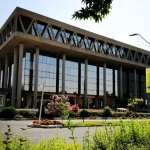 صداوسیما هنوز دارد رقبای داخلی خیالی را می‌کوبند؛ شیپور را از سر گشادش به دهان گرفته‌اند!