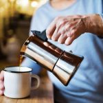 ۴ آسیب شایعی که نوشیدن قهوه در زمان نامناسب به بدن می‌زند