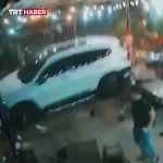 حمله با خودرو به داخل رستوران یک کشته و یک زخمی بر جای گذاشت