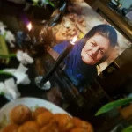 تصاویر/ نگاهی به مراسم ختم مادر محسن کیایی در چند ثانیه؛ از میز عزای ساده شامل کیک یزدی و شمع مشکی تا حضور و استایل بهرام رادان، محمد علیزاده، علی شادمان به همراه تاج گل اعیانی فرهاد اصلانی/ روحش شاد